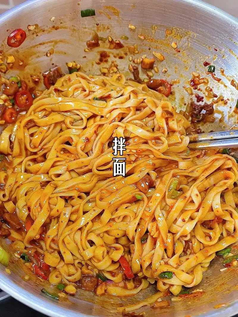 跟着网友做的拌面也太香了 快来学五分钟 - 抖音
