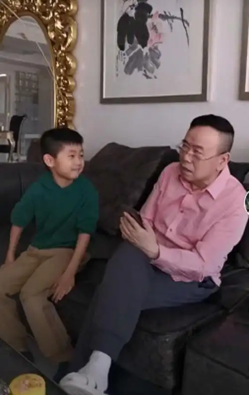 潘长江和外孙比身高!年仅7岁直逼外公肩膀,越长越帅长腿抢镜