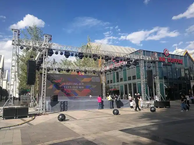 饮茶,看展,扫街,参加一个小型音乐节,这分明就是 sunday funday