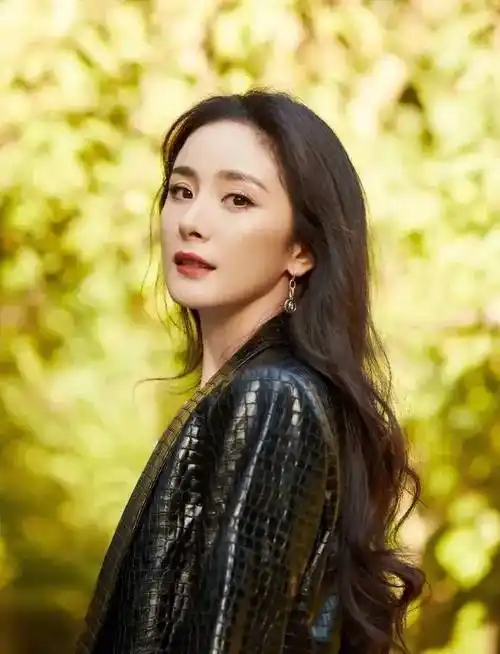 杨幂成为北电考官,张纪中妻子怀孕火了,欧阳娜娜演技引争议