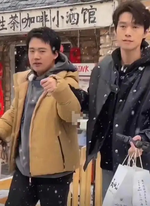 当郭麒麟和魏大勋同时出现在画面中时,身高并不高的他在视觉上呈现出