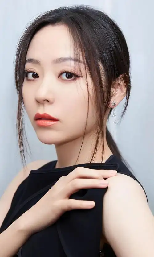 歌声动听的张靓颖,优雅迷人,温文尔雅的写真照!__财经头条