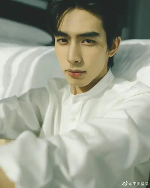 宋威龙15岁海边照好帅