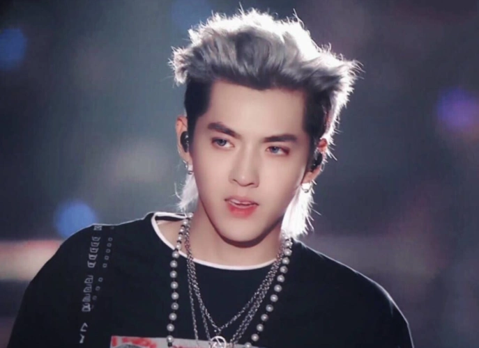 吴亦凡《爵迹》一人饰两角,染银发剪狗啃刘海,回归韩系美男