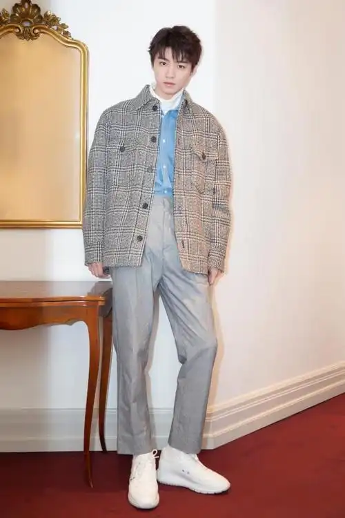 王俊凯剪了寸头帅爆了一身同色系穿搭化身行走的荷尔蒙