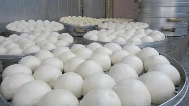 卖馒头的老爷爷说漏嘴,蒸馒头时除了酵母再加点它,馒头又松又软