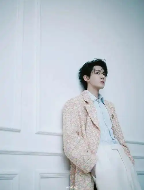 图片来源于:@邓为d邓为的粉色系穿搭更打动人心精致的脸在粉色大衣