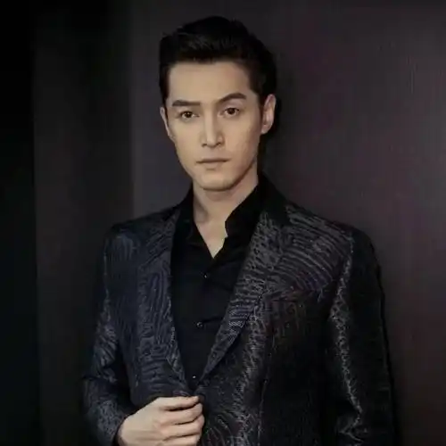 我们看那些越老越有魅力的男明星,首先眼睛会很犀利,并不是像鹿晗这样