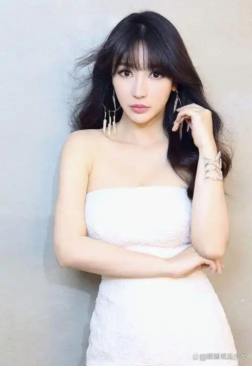 43岁柳岩越来越可怕了,整个人瘦到脱相,事业线都没了