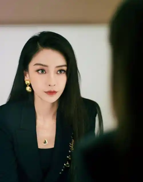 原创baby不演戏更受欢迎穿一身黑西装霸气亮相金属扣子增加华丽感