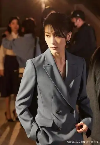 40几岁的女人怎样穿出气场?学韩国女星金瑞恩西装穿搭,简约高级