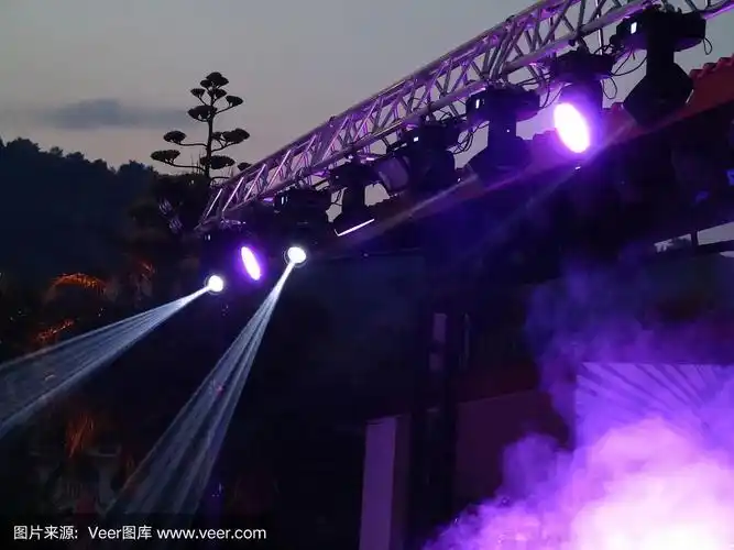 露天舞台上抽象的蓝色明亮聚光灯