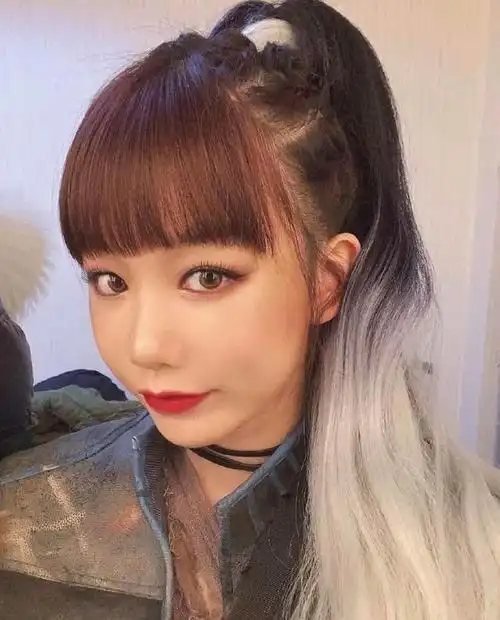 徐梦洁大玩变装造型穿皮夹克配皮短裤a爆奶奶灰马尾又美又飒