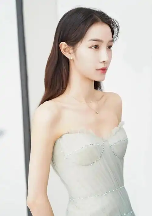 九五后辽宁美女张楠