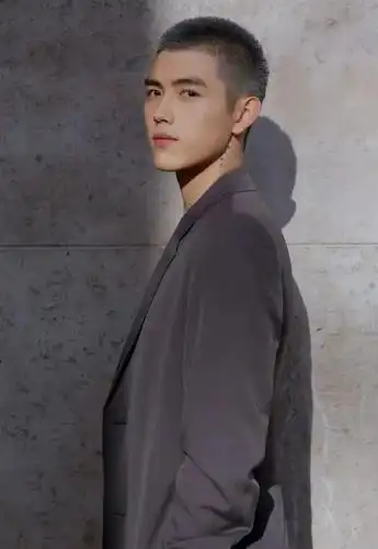 再奶气的小鲜肉剪寸头瞬间阳刚起来,难怪剪了短寸的王一博那么刚