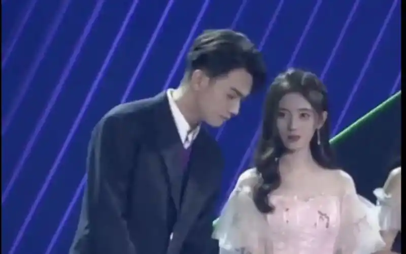 许凯鞠婧祎活动同框正大光明地在台上说悄悄话哈哈