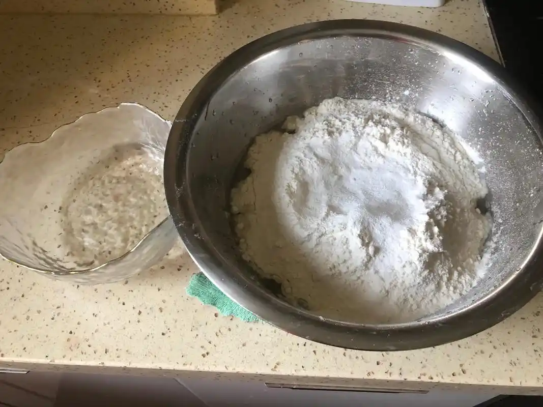 炸油条吃,第一次炸.炸油条吃第一次炸,1斤普通面粉,7两水放 - 抖音