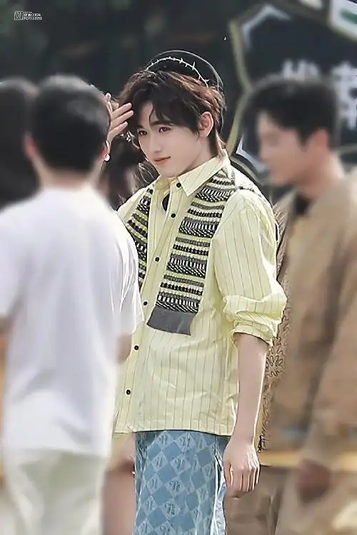 宋亚轩王牌8贝雷帽造型录制路透#亚轩今日王牌路透 贝雷帽 锡纸烫