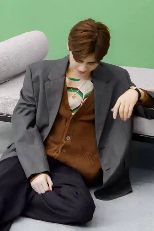 李易峰操场三七分黑框眼镜路透