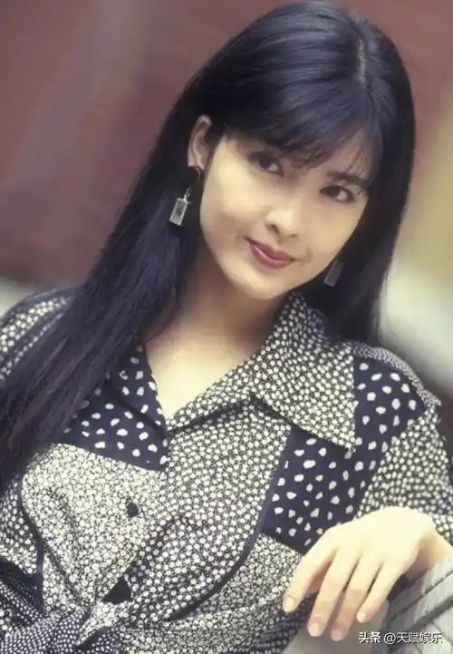 八十年代女歌手,演员,主持人周慧敏_世界_交流_媒体