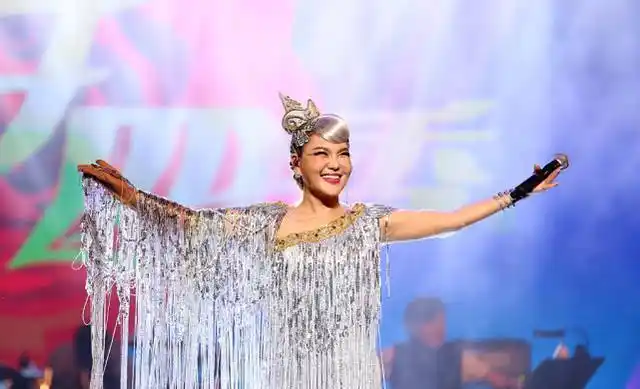 蒙古歌手也少女乌兰图雅穿短裙精致大气白鹭腿惹人羡慕