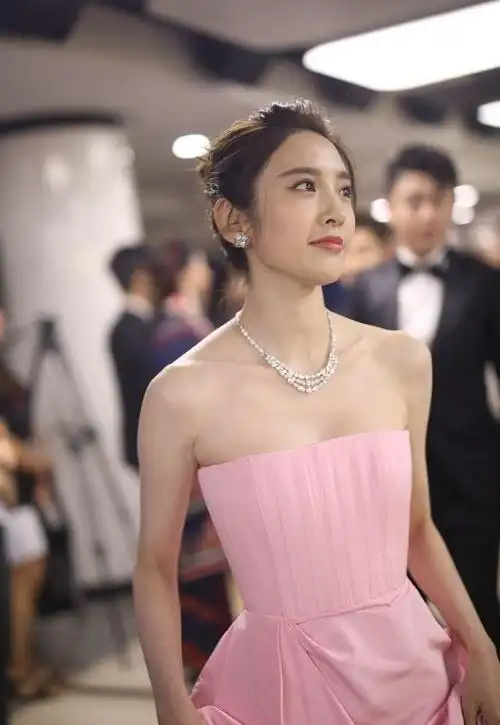 唐艺昕当妈后还是少女感十足穿粉裙大秀身材张若昀有福了