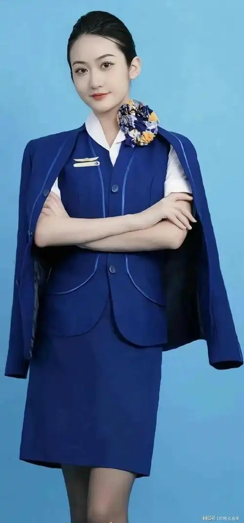 山东航空公司最新空姐制服亮相,蓝色款式搭配黑色丝袜