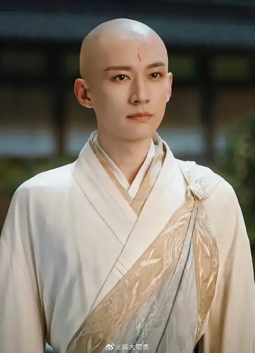 刘学义光头造型