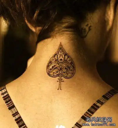 女生颈部好看的黑桃纹身图案