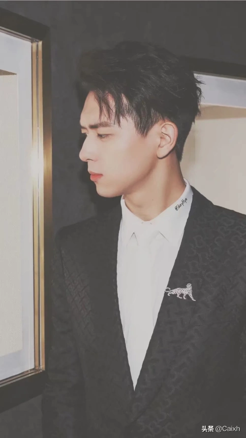 西装李现,帅到爆炸!