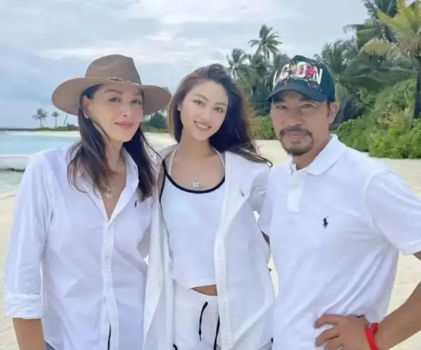 任达华就是这样,把自己的爱分给了老婆和