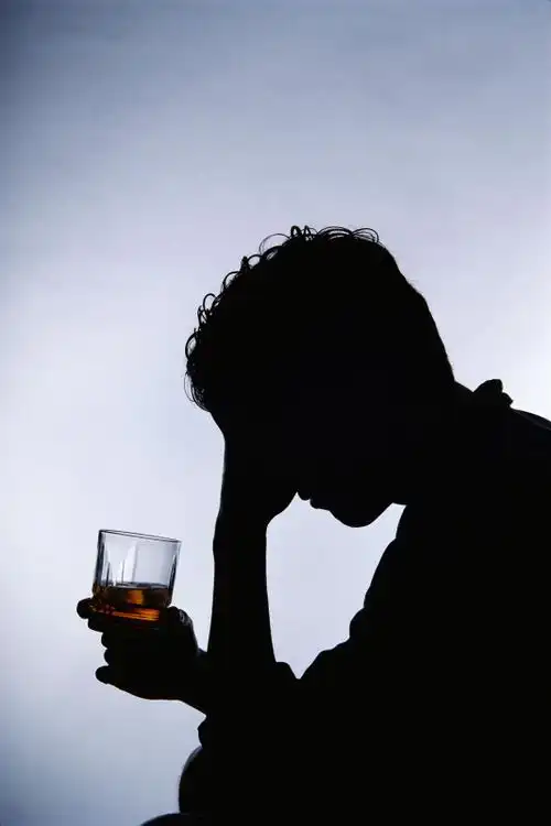 喝酒的男人剪影