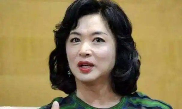 53岁金星身穿男装素面朝天,看似重回男儿本色,网友:太洒脱_汉斯_男生