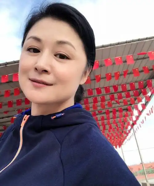 于月仙车祸去世,网红直播谢大脚超市引众怒