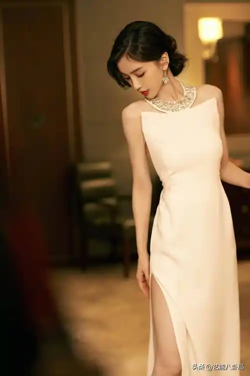 杨幂的时尚,热巴的深v,baby的背带,这些女明星的礼服太绝了_原版_裙子