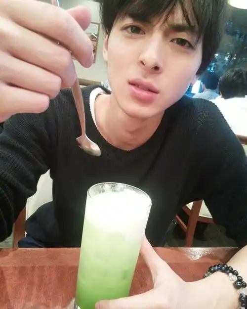 有没有可以拿去骗人的男朋友生活照给我