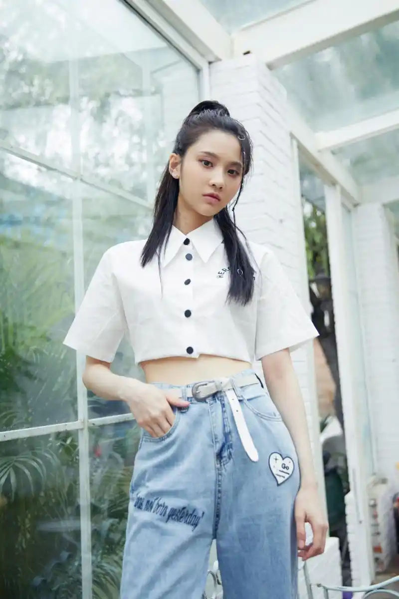 张慧雯一袭短袖衬衫,高马尾,配上牛仔裤,酷酷的,明丽动人,俏皮可爱.