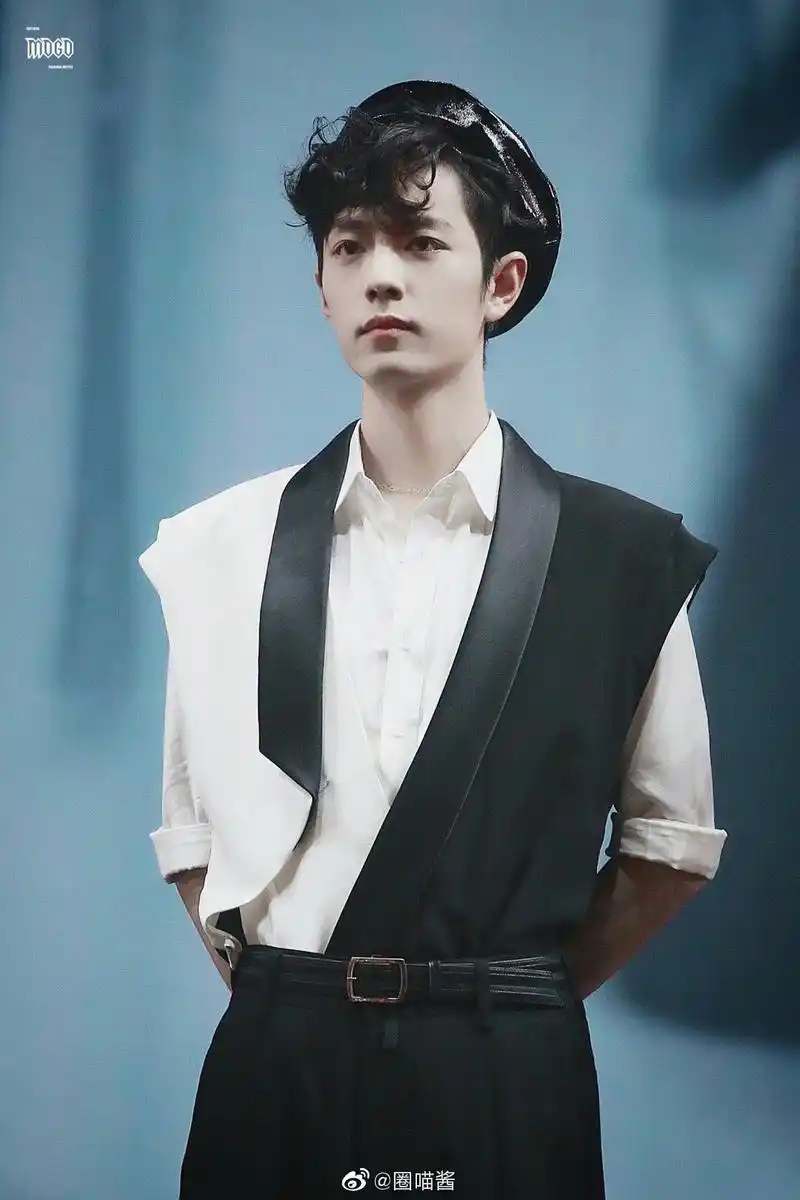 肖战陈情令演唱会舞台饭拍～今天是贝雷帽的小哥哥哦,满满的少年感.