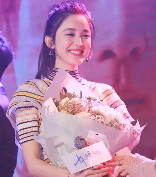 4 古力娜扎宣布分手后首度现身 嘟嘴卖萌灿笑如花