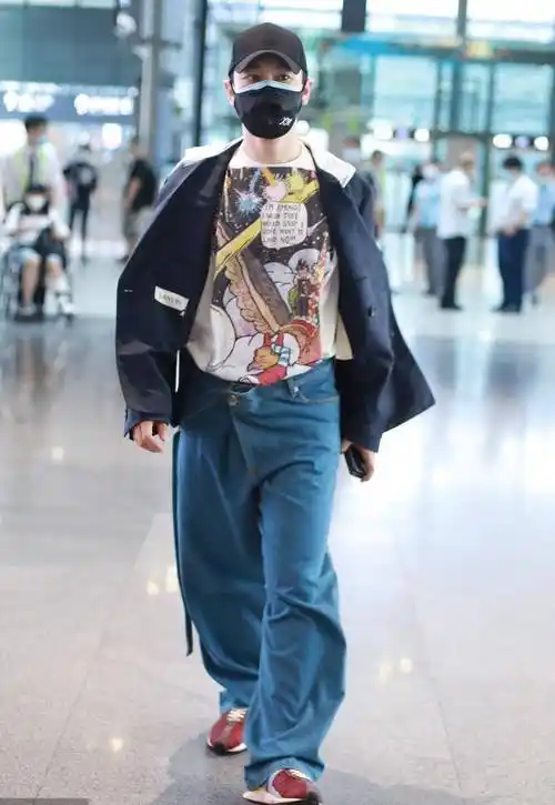 原创黄晓明越来越放飞自我西服配阔腿裤超任性一般人真不敢这么穿