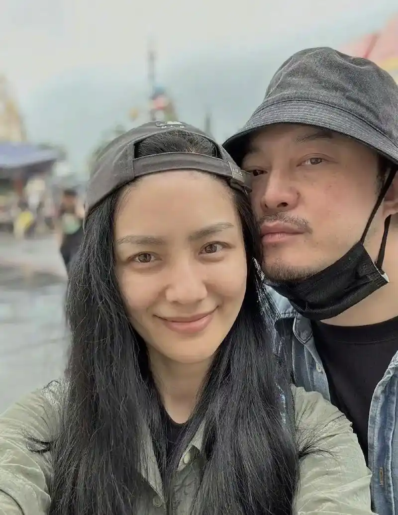 胡可晒迪士尼照,罕见分享了与沙溢的甜蜜同框#胡可沙溢 - 抖音