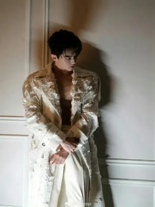 许凯星光大赏红毯造型 腹肌好绝#许凯宫廷风