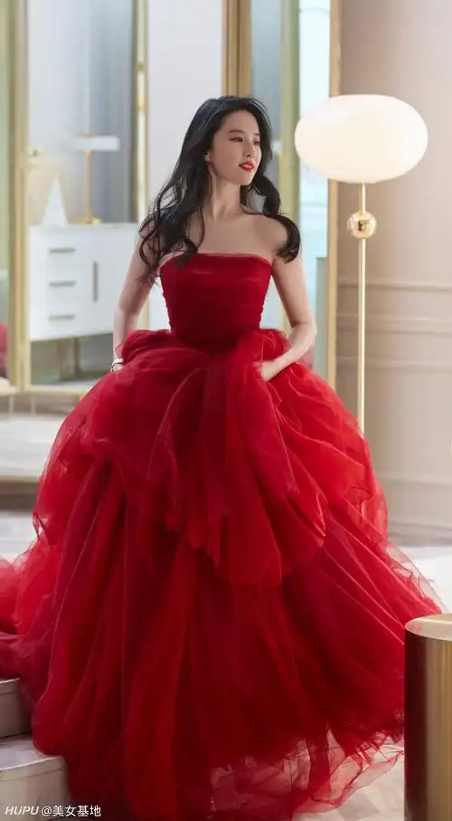 刘亦菲时尚写真一袭红色抹胸蓬纱长裙明艳动人长发披肩优雅高贵