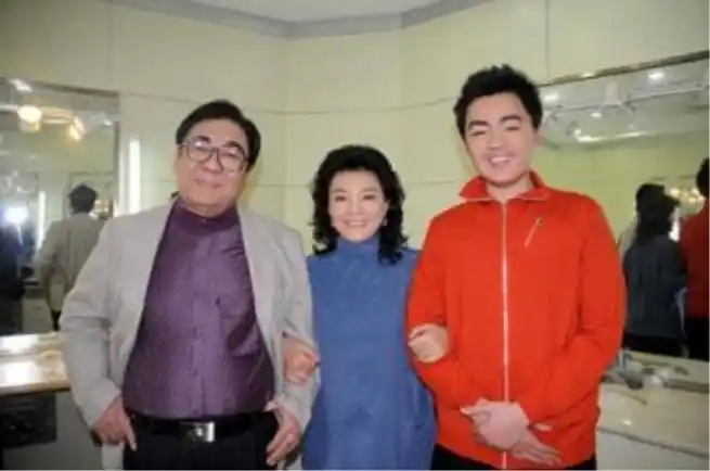 据网友爆料,金铁霖的老婆可不只一任.