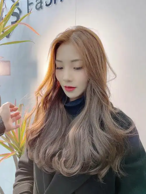 三大流行染发颜色之一的亚麻色具备着让人不断染上瘤的魅力.