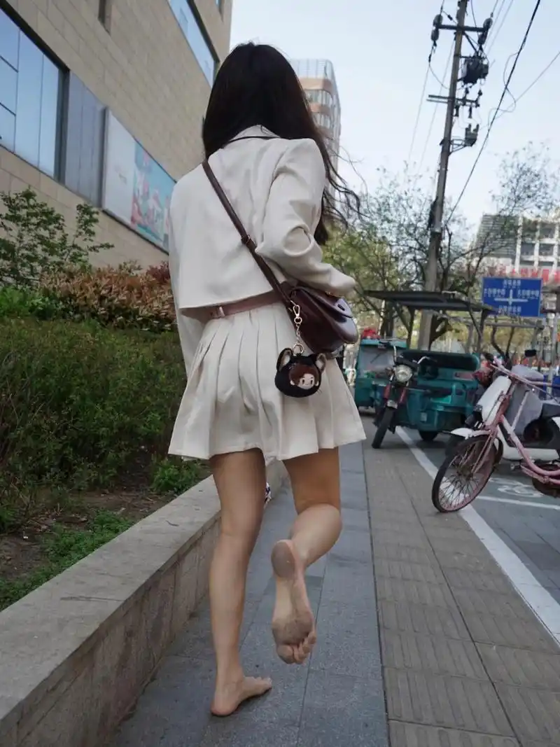 巧遇一美女赤脚去买奶茶喝,不知道为什么不穿鞋子.