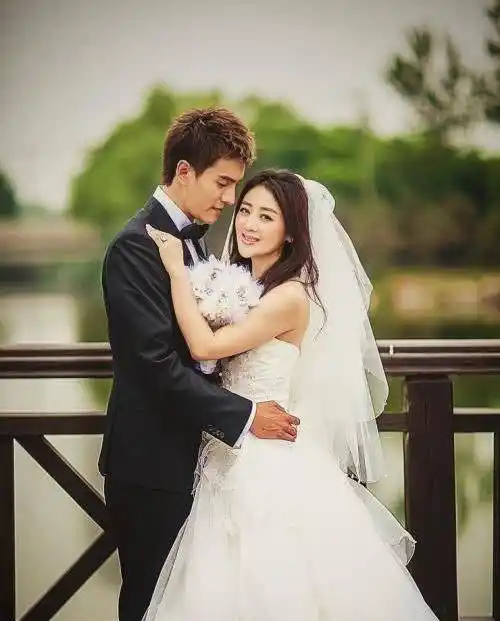 先是经超发文表示自己与小李琳成为夫妻,小李琳随即跟上了老公的步伐