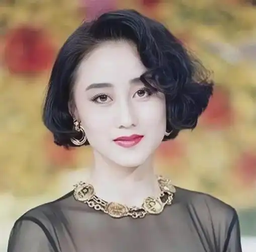 李连杰全家尼泊尔礼佛!62岁利智露面,短发暴瘦,容貌大变认不出