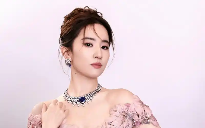 刘亦菲宝格丽全球品牌代言人 盘发公主