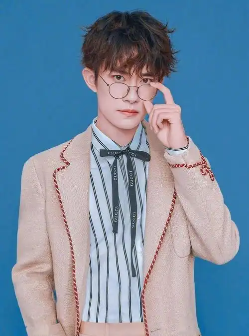 照片易烊千玺超全眼镜杀合集时而文质彬彬时而斯文败类又纯又欲说的就